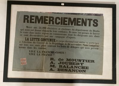 une pancarte accrochée au mur d'un immeuble sur laquelle on peut lire : « remericiment » s «