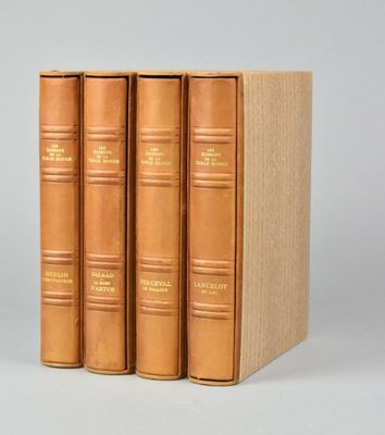 trois livres sont empilés sur une surface grise
