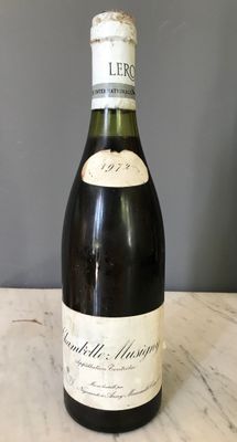 l'image d'une bouteille de vin posée sur une table