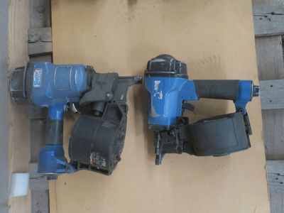 deux cloueuses à cordon bleu et noir posées sur une palette en bois