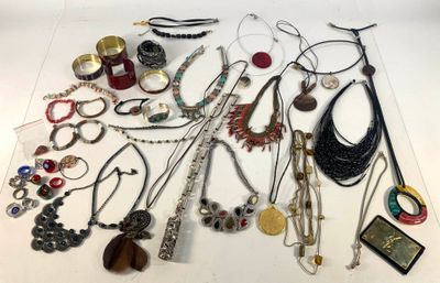 de nombreux colliers et bracelets différents disposés sur une table
