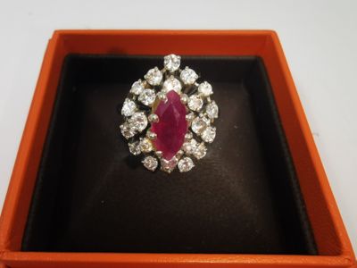 gros plan d'une bague dans une boîte sur une table