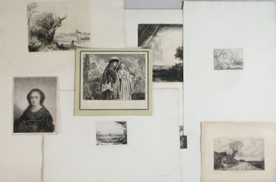 des tableaux accrochés au mur d'une pièce où il y a déjà des tableaux accrochés au mur