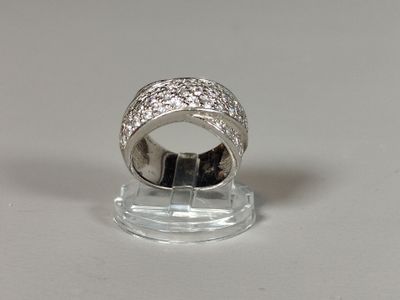 bague en argent sterling sertie de diamants, montée sur une base en acrylique transparent