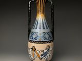 un vase avec un tableau posé sur une table