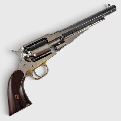 un revolver avec une crosse en bois sur fond blanc