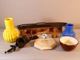 de nombreux vases et bols de toutes sortes sur la table
