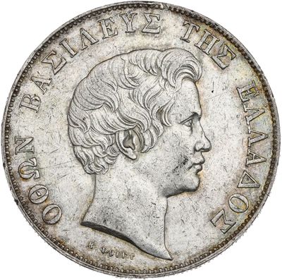 gros plan d'une pièce de monnaie sur laquelle figure un visage de femme