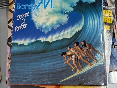une boîte sur laquelle figure l'image d'un groupe de personnes sur une planche de surf