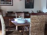 une table et des chaises dans une pièce avec un parquet