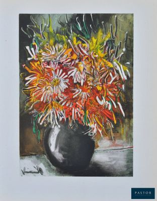 un tableau représentant des fleurs dans un vase noir posé sur une table