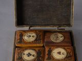 quatre petites boîtes en bois ornées de motifs différents