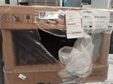 un micro-ondes posé sur une pile de cartons