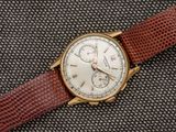 Gros plan sur une montre avec un bracelet en cuir marron
