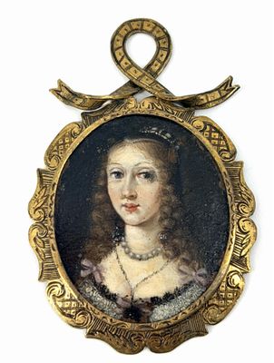 portrait d'une femme dans un cadre doré orné d'un nœud