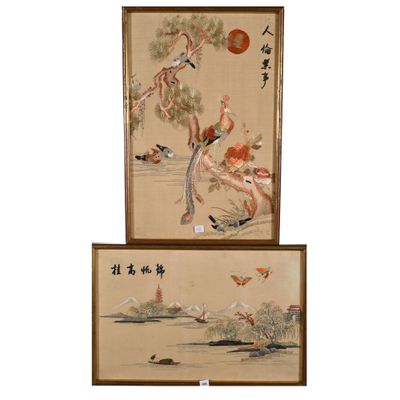 paire de peintures asiatiques représentant une femme et un homme jouant avec une balle