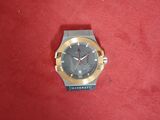 une montre posée sur une surface rouge