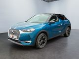 un SUV bleu garé dans un showroom au sol noir