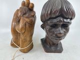 paire de sculptures en bois représentant la tête d'un garçon et celle d'un cheval