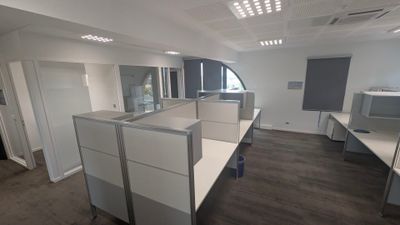 Il y a de nombreux bureaux cloisonnés dans ces locaux, avec beaucoup d'espace de travail.