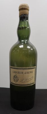 l'image d'une bouteille d'alcool posée sur une table