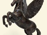 statue d'un cheval avec des ailes sur le dos, sur fond blanc