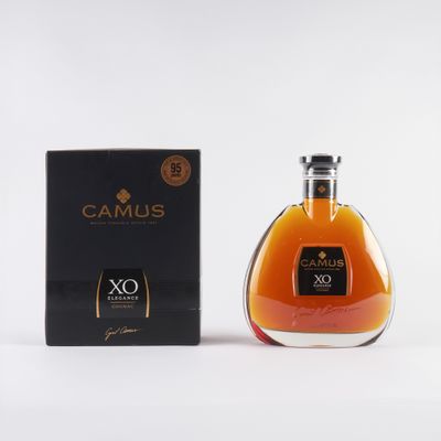 La bouteille de Camus XO se trouve à côté de la boîte.