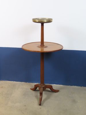 une image représentant une table en bois sur laquelle est posée une plaque en laiton
