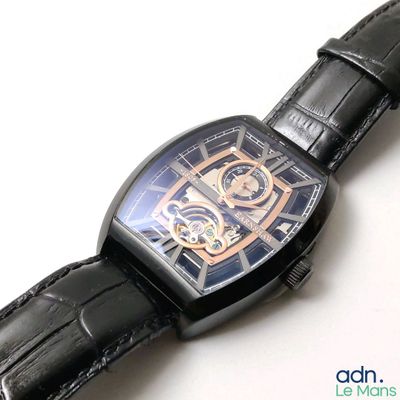gros plan d'une montre sur une surface blanche