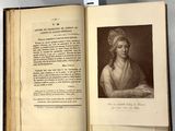 un livre ouvert sur lequel est posée la photo d'une femme portant un turban