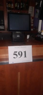 une photo d'un bureau d'ordinateur sur lequel est posé un panneau