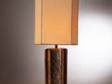 l'image d'une lampe posée sur une table