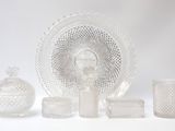 plusieurs morceaux de verre posés sur une surface blanche, avec un ventilateur en arrière-plan