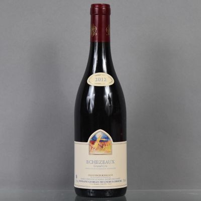 la bouteille de vin est posée sur la table sur la table