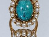 un gros plan d'une bague ornée de perles et d'une pierre turquoise