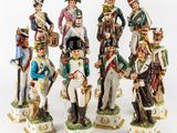 sept figurines de soldats de différentes couleurs et tailles