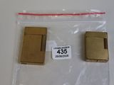 deux briquets dans un sac posé sur une table