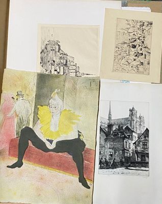 une photo d'un homme assis devant une pile de dessins