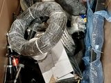une boîte en carton remplie d'objets hétéroclites
