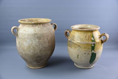 deux vases posés l'un à côté de l'autre sur une table