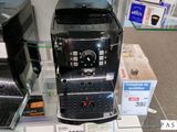 deux machines à café exposées dans un magasin