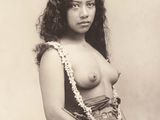 photographie en noir et blanc d'une femme en robe tenant un éventail