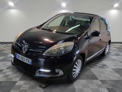 la photo d'une voiture noire garée dans une salle d'exposition