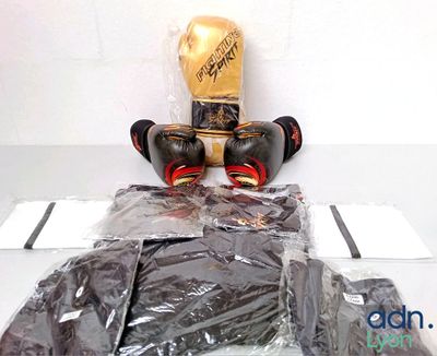 une paire de gants de boxe posée sur un sac en plastique