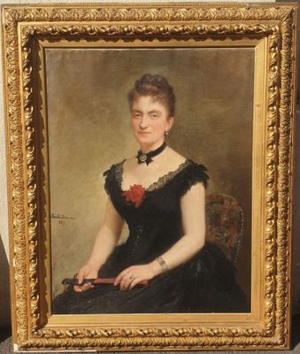 portrait d'une femme en robe noire dans un cadre doré