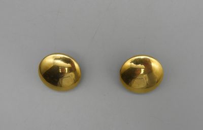 Paire de clips boutons en métal doré.