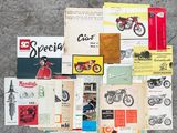 de nombreux types de brochures sur les motos, disposées par terre