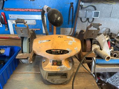 une machine posée sur une table dans un atelier