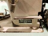 une machine à coudre posée sur une table