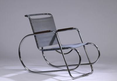 une chaise berçante en métal avec une assise bleue sur un cadre blanc